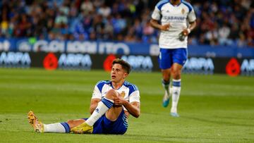 Giuliano, sentado en el c¨¦sped, se duele de la rodilla izquierda.