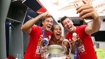 Coutinho, Thiago y Lewandowski, con el trofeo de la última Champions que ganó el Bayern.