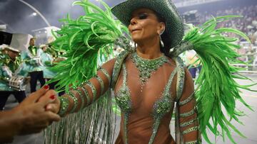 Una bailarina de la escuela Mancha Verde actúa durante la primera noche del desfile de Carnaval en el Sambódromo Anhembi en Sao Paulo, Brasil.