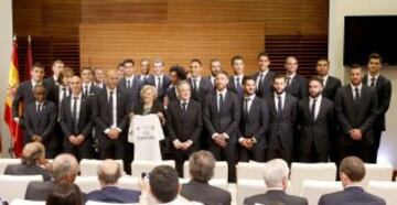 La alcaldesa de Madrid, Manuela Carmena posa con el equipo. 