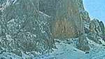 El Naranjo de Bulnes o pico Urriello se vio envuelto ayer en una tormenta que atrapó a cuatro escaladores.