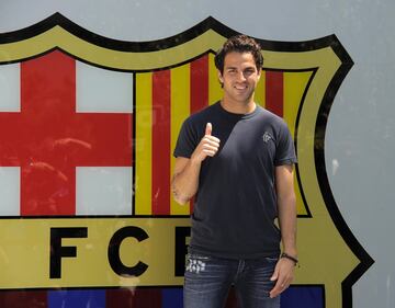 El canterano culé llegó al Arsenal en edad juvenil. Tras varios intentos del club blaugrana por incorporarle en los mercados previos, en el verano del 2011, Cesc puso de su parte para que el Arsenal cediera y le traspasar al conjunto catalán. Tras llegar a un acuerdo entre los clubes, Fábregas firmó por el FC Barcelona.