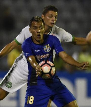 El brasileño del Chapecoense Douglas Grolli lucha por el balón junto al jugador del Zulia Juan Arango (ex del Mallorca).