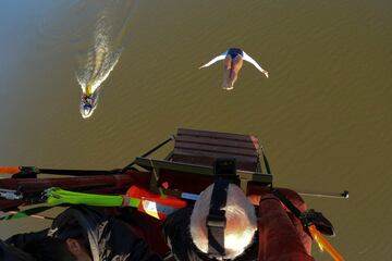 El clavadista campeón mundial Rhiannan Iffland realiza un salto alto desde un globo aerostático sobre la presa
de Lostock en Nueva Gales del Sur, Australia. Se trata de toda una hazaña, puesto que el salto de Iffland es
el primer clavado de la historia que se realiza desde un globo en movimiento.