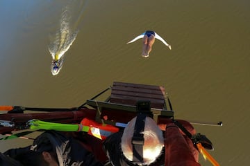 El clavadista campeón mundial Rhiannan Iffland realiza un salto alto desde un globo aerostático sobre la presa
de Lostock en Nueva Gales del Sur, Australia. Se trata de toda una hazaña, puesto que el salto de Iffland es
el primer clavado de la historia que se realiza desde un globo en movimiento.