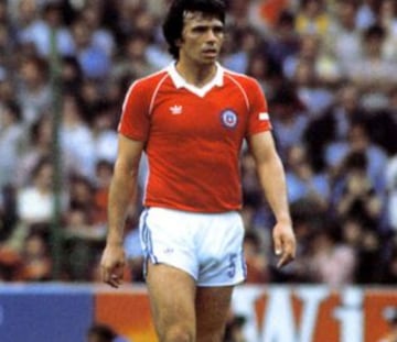 Elías Figueroa, capitán de Chile en España 82, donde la Roja vistió Adidas.