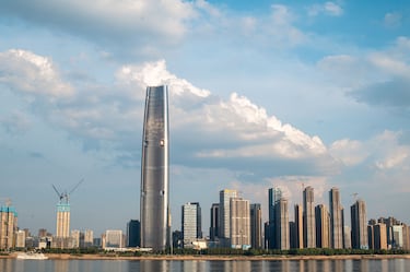 El Wuhan Greenland Center es un rascacielos coronado de 476 metros de altura y 101 plantas ubicado en Wuhan, China. Es uno de los edificios más alto de China y el más alto de Wuhan. Posee un total de 303.275 m² de superficie, incluyendo unos 200.000 m² de oficinas, 50.000 m² de apartamentos de lujo y otros 45.000 m² para un hotel de cinco estrellas.