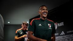 AME2760. BUENOS AIRES (ARGENTINA), 08/02/2023.- Salomón Rondon acude a la presentación de los jugadores para la temporada de River Plate, hoy, en Buenos Aires (Argentina). El delantero venezolano Salomón Rondón reconoció este miércoles, en su presentación como nuevo jugador del River Plate argentino, que tenía "muchísimas ganas" de competir nuevamente en el fútbol sudamericano, razón por la que desechó ofertas de otros clubes. EFE/ Juan Ignacio Roncoroni
