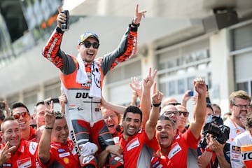 Recién nombrado leyenda de MotoGP en el pasado Gran Premio de Jerez. Jorge Lorenzo es uno de los mejores pilotos españoles de la historia del motociclismo, sumando cinco títulos mundiales y 47 victorias solo en MotoGP. Llegó en 2008, de la mano de Yamaha, con quien ganaría sus tres títulos de la categoría reina. En 2017 dio el salto a Ducati y, aunque consiguió tres victorias en 2018, su salida se confirmaría con un salto a Honda en 2019. Fue su último año en MotoGP, anunciando su retirada durante el GP de Valencia ante la sorpresa de todos. Puso fin a su carrera deportiva con un total de 12 temporadas.