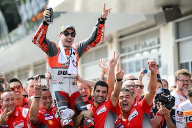 Recién nombrado leyenda de MotoGP en el pasado Gran Premio de Jerez. Jorge Lorenzo es uno de los mejores pilotos españoles de la historia del motociclismo, sumando cinco títulos mundiales y 47 victorias solo en MotoGP. Llegó en 2008, de la mano de Yamaha, con quien ganaría sus tres títulos de la categoría reina. En 2017 dio el salto a Ducati y, aunque consiguió tres victorias en 2018, su salida se confirmaría con un salto a Honda en 2019. Fue su último año en MotoGP, anunciando su retirada durante el GP de Valencia ante la sorpresa de todos. Puso fin a su carrera deportiva con un total de 12 temporadas.