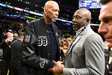 Kareem Abdul-Jabbar junto a James Worthy.