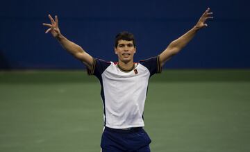 Y por último, capítulo para el murciano de 18 años, gran sensación actual del circuito. Aunque sólo tiene un récord absolutos, el de ser el cuartofinalista más joven (18 años y 4 meses) del US Open desde el inicio de la Era Abierta (1968), merece ser incluido en esta nómina de estrellas precoces. Alcaraz ha ganado al menos un partido en cada Grand Slam con 18 años, 3 meses y 25 días, dato con el que mejora las marcas de Nadal, Djokovic y Federer. Ante Tsitsipas, ganó también al Big Three en cuanto a juventud como ganador ante un top-3. Y cuando logró su primer título ATP, en Umag (Croacia), tenía 18 años, 2 meses y 20 días, el más joven en una década, con sólo ocho días más que los que tenía Nadal cuando se estrenó en Sopot (Polonia).