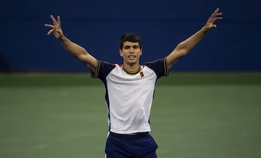 Y por último, capítulo para el murciano de 18 años, gran sensación actual del circuito. Aunque sólo tiene un récord absolutos, el de ser el cuartofinalista más joven (18 años y 4 meses) del US Open desde el inicio de la Era Abierta (1968), merece ser incluido en esta nómina de estrellas precoces. Alcaraz ha ganado al menos un partido en cada Grand Slam con 18 años, 3 meses y 25 días, dato con el que mejora las marcas de Nadal, Djokovic y Federer. Ante Tsitsipas, ganó también al Big Three en cuanto a juventud como ganador ante un top-3. Y cuando logró su primer título ATP, en Umag (Croacia), tenía 18 años, 2 meses y 20 días, el más joven en una década, con sólo ocho días más que los que tenía Nadal cuando se estrenó en Sopot (Polonia).