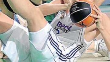 <b>LUCHA LIBRE. </b>La pelea cuerpo a cuerpo (Hervelle y Betts, en la foto) fue la tónica de un encuentro que se prolongó más allá de las dos horas.