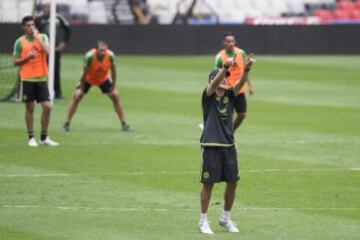 Foto durante el reconocimiento de Cancha del estadio Azteca por parte de la Seleccion Nacional de Mexico, previo al partido en contra de El Salvador, Partido Correpondiente a las Eliminatorias CONCACAF para el Mundial de Rusia 2018.

12/11/2015/ MEXSPORT / Omar Martinez.