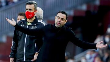 Xavi se queja en la banda del Camp Nou.