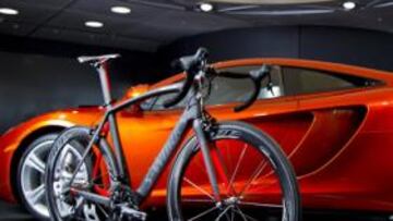 <b>JUNTO A OTRA JOYA. </b>La Venge posa con el McLaren MP4-12C.