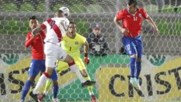 Claudio Bravo en acci&oacute;n durante la victoria 3-0 de Chile sobre Per&uacute;. Fue su noveno partido seguido sin recibir goles.