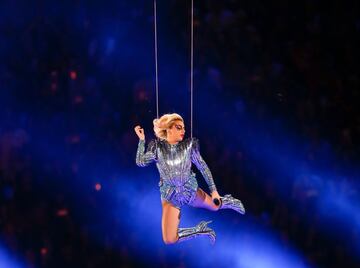 La intérprete de ‘Telephone’ acaparó todas las miradas del NRG Field en Texas al salir de la parte de arriba del estadio rodeada de miles de drones y un espectacular vestuario. Durante casi 14 minutos, Gaga interpretó éxitos como' God Bless America', 'This Land is Your Land', 'The Edge of Glory', 'Poker Face', 'Born This Way', 'Telephone', 'Just Dance', 'Millions Reasons' y 'Bad Romance'; su presentación fue la segunda más vista en la historia.