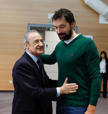 Florentino Pérez saludando a Sergio Llull.