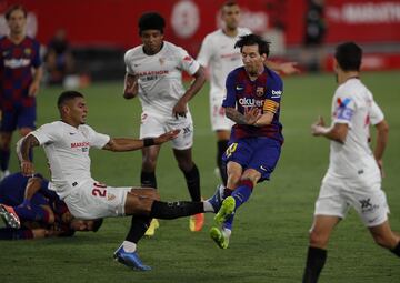 Leo Messi y Diego Carlos.