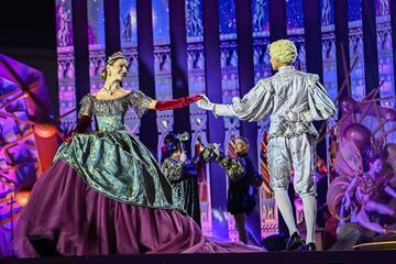 Varias personas act¨²an durante la gala de la Reina del Carnaval de Las Palmas de Gran Canaria 2024.