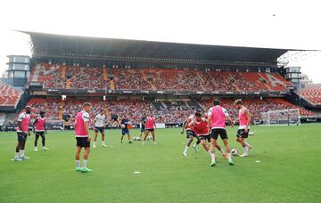 La afición pudo seguir en Mestalla la sesión de entrenamiento.