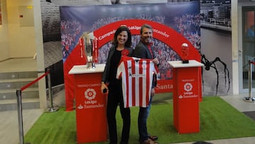 Alkorta, con el trofeo de LaLiga y el de MVP, m&aacute;s una directiva del Banco Santander