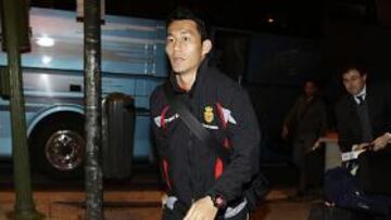 Minuto de silencio de Aki con una bandera de Japón