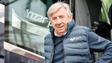 Eusebio Unzué baja del autobús del equipo Movistar.
