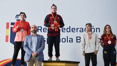 Las españolas Carmen González y Clara Cortés en el pódium junto al presidente de la RFEB Felipe Martínez.