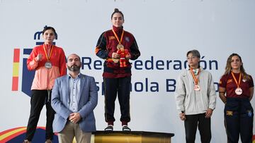 Las españolas Carmen González y Clara Cortés en el pódium junto al presidente de la RFEB Felipe Martínez.