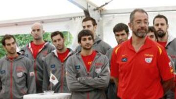 El entrenador de la selección española de baloncesto, Juan Antonio Orenga, junto a varios jugadores, durante la recepción que la embajadora, Anunciada Fernández de Córdoba.