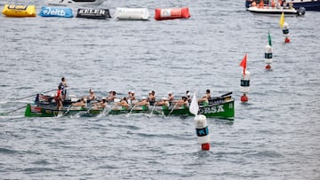 LEKEITIO (BIZKAIA), 31/07/2022.- La trainera de Hondarribia vence y se lleva la Bandera de Lekeitio durante la XXXVII Ikurriña de El Correo, décima regata puntuable para la Liga Eusko Label de traineras, este domingo en aguas de la localidad vizcaína de Lekeitio. EFE/ Luis Tejido