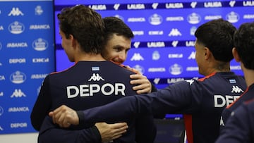 Jaime abraza a sus compañeros tras la rueda de prensa de despedida.