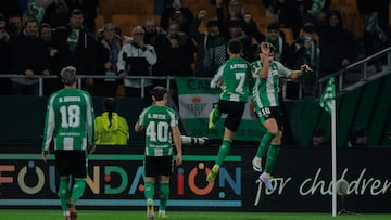 Antony y Abde celebran el segundo gol.