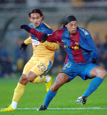 América se enfrentó al Barcelona en el Mundial de Clubes del 2006. 

En la foto: Ronaldinho de Barcelona y Alvin Mendoza de América. 