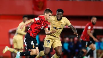 Mallorca's Spanish midfielder Inigo Ruiz de Galarreta (L) vies with Barcelona's Ivorian midfielder Frank Kessie during the Spanish League football match between RCD Mallorca and FC Barcelona at the Visit Mallorca stadium in Palma de Mallorca on October 1, 2022. (Photo by JAIME REINA / AFP)