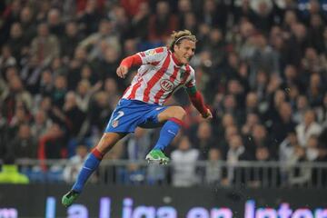 El uruguayo se convirtió en una pesadilla para las defensas de LaLiga en 2009, como el hombre gol de Atlético de Madrid. Fue letal de principio a fin y quedó como uno de los 20 mejores futbolistas del año.