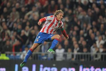 El uruguayo se convirtió en una pesadilla para las defensas de LaLiga en 2009, como el hombre gol de Atlético de Madrid. Fue letal de principio a fin y quedó como uno de los 20 mejores futbolistas del año.