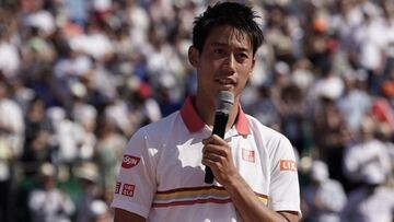Kei Nishikori habla durante la entrega de premios del Masters 1.000 de Montecarlo, donde perdi&oacute; en la final ante Rafa Nadal.