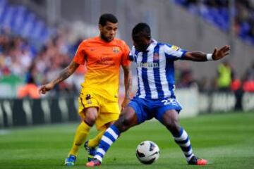 Dani Alves pelea un balón con Wakaso.