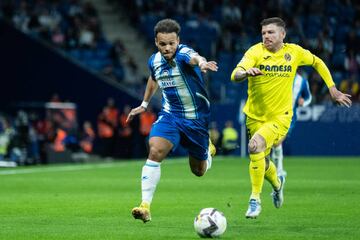 Martin Braithwaite pugna por un balón.