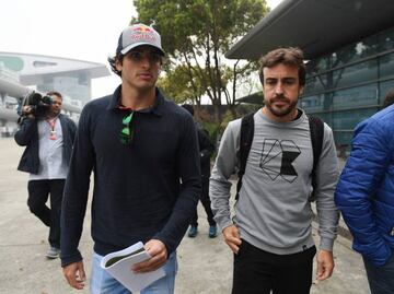 Carlos Sainz y Fernando Alonso llegan a Shanghái.