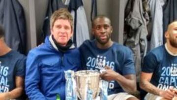 Noel Gallagher y Yayá Touré posan con el trofeo de la Capital One Cup.