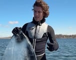 Sam Studee surfea con una tabla hecha de hielo