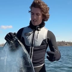 Sam Studee surfea con una tabla hecha de hielo