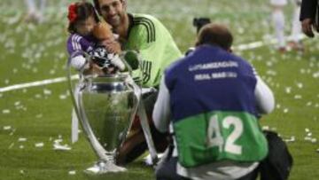 Diego López posa con la Champions.