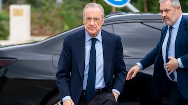 Florentino Pérez baja de un vehículo.
