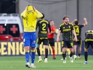 Iker Recio, desolado, tras el pitido final que consumaba la séptima derrota del Cádiz CF ante el Real Zaragoza.